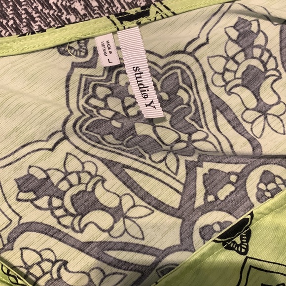 Studio Y off shoulder top - Picture 2 of 4